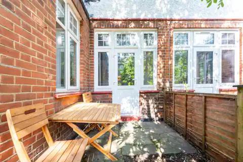 Apartament Garden Flat In Central Location Londra